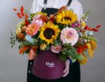 Подсолнухи и георгины в шляпной коробке