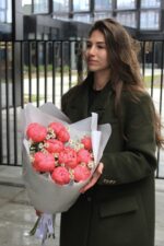 11 пионов с ромашками