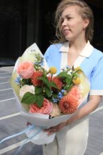 Яркий букет с георгинами и краспедией М