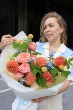Яркий букет с георгинами и краспедией L